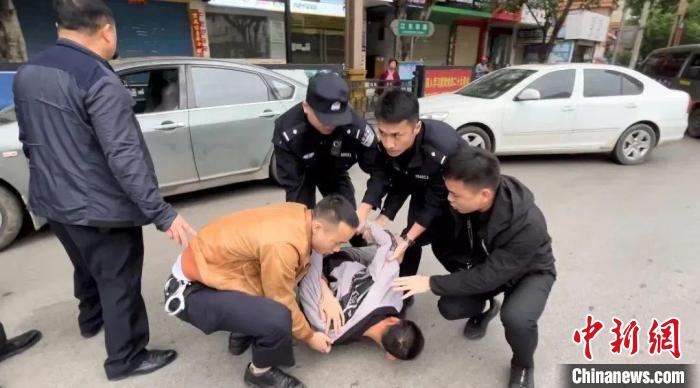 圖為警方抓獲犯罪嫌疑人?！≠F州警方供圖