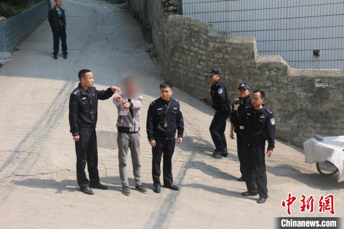 圖為犯罪嫌疑人指認現(xiàn)場?！≠F州警方供圖