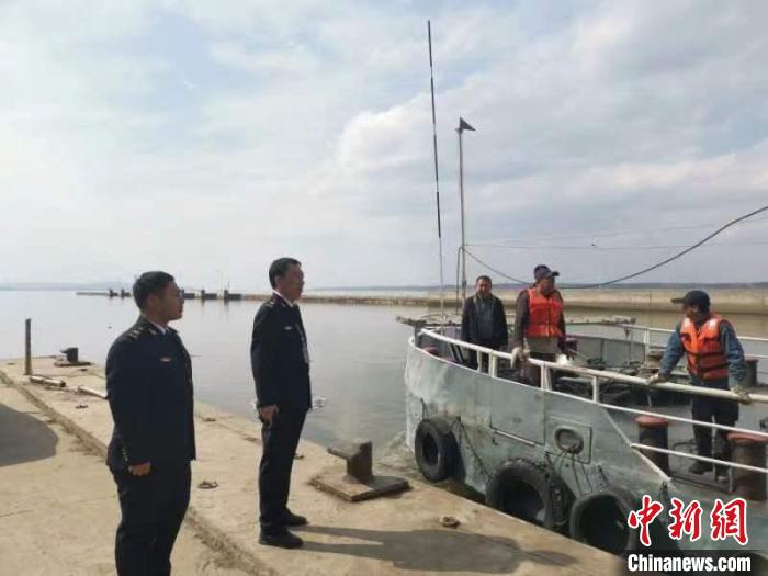 海事人員協(xié)調(diào)作業(yè)船舶單位?！」枮I海事局 提供