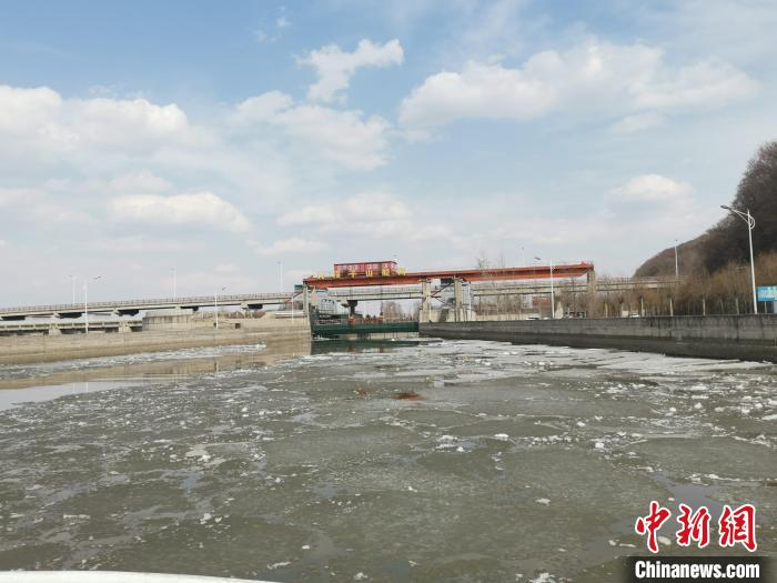 隨著氣溫穩(wěn)定回升，松花江大頂子山航電樞紐船閘航道冰層逐步融化?！」枮I海事局 提供