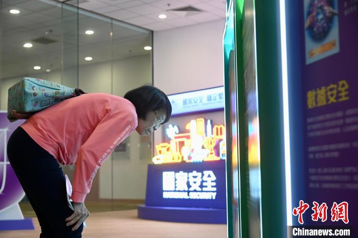 市民專心觀看全民國(guó)家安全教育公眾巡回展覽?！±钪救A 攝