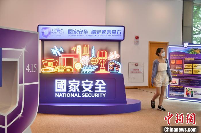 市民參觀全民國(guó)家安全教育公眾巡回展覽。　李志華 攝