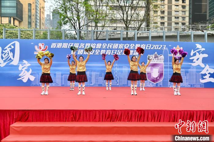 舞臺(tái)上的勁歌熱舞表演?！±钪救A 攝