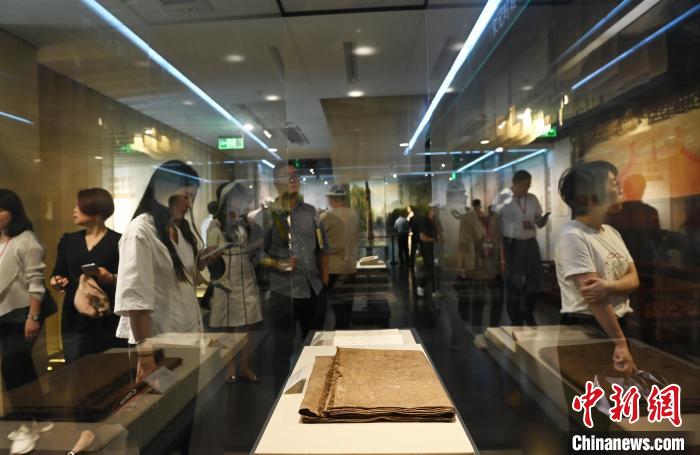 海外華文媒體嘉賓們參觀夏布博物館。　陳超 攝
