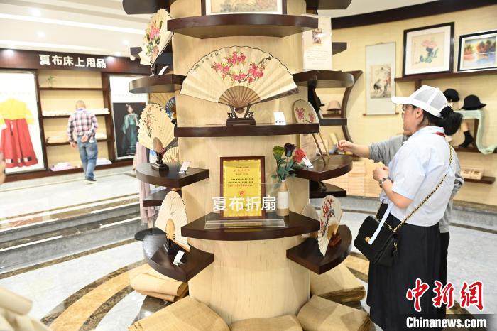 夏布制成的文創(chuàng)產(chǎn)品吸引海外華文媒體嘉賓?！￡惓?攝