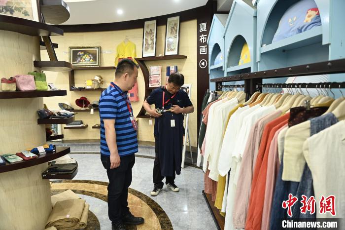 夏布制成的服飾吸引海外華文媒體嘉賓們參觀?！￡惓?攝