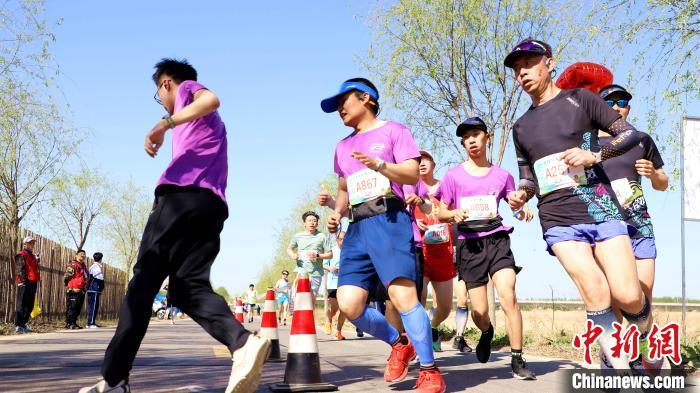 圖為4月16日，河北省香河縣蔣辛屯鎮(zhèn)第二屆“鄉(xiāng)約潮白”半程馬拉松比賽瞬間。　朱鈺爽 攝