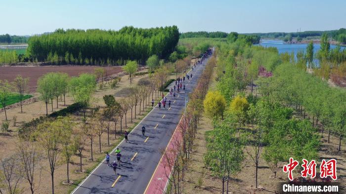 圖為4月16日，香河縣蔣辛屯鎮(zhèn)濱河綠道賽道現(xiàn)場(chǎng)。(無(wú)人機(jī)照片) 朱鈺爽 攝
