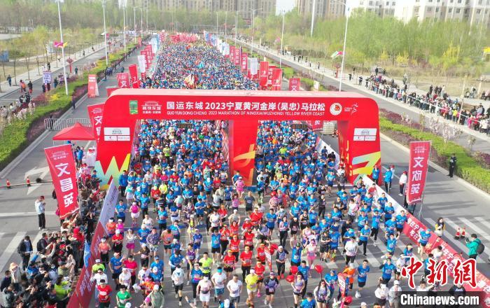 參賽選手沖出起點(diǎn)。　于晶 攝