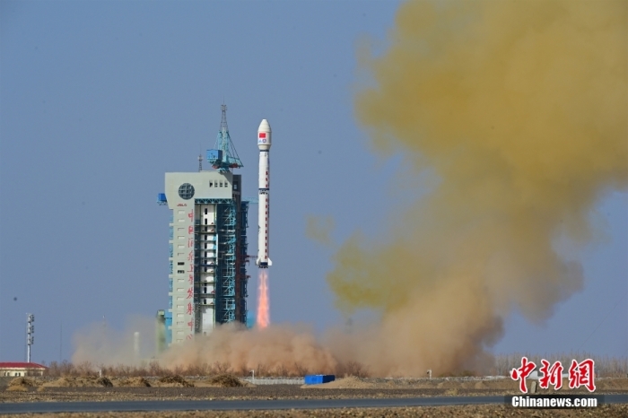 北京時間4月16日9時36分，中國在酒泉衛(wèi)星發(fā)射中心使用長征四號乙運載火箭，成功將風云三號07星發(fā)射升空，衛(wèi)星順利進入預定軌道，發(fā)射任務獲得圓滿成功。該衛(wèi)星主要為氣象預報預測、防災減災、氣候變化應對和生態(tài)文明建設等領(lǐng)域提供更優(yōu)質(zhì)服務。

此次任務是長征系列運載火箭的第471次飛行。汪江波 攝
