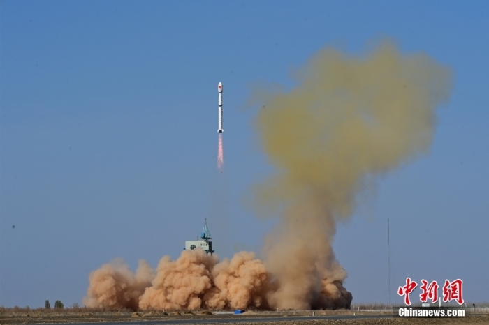 北京時間4月16日9時36分，中國在酒泉衛(wèi)星發(fā)射中心使用長征四號乙運載火箭，成功將風云三號07星發(fā)射升空，衛(wèi)星順利進入預定軌道，發(fā)射任務獲得圓滿成功。該衛(wèi)星主要為氣象預報預測、防災減災、氣候變化應對和生態(tài)文明建設等領(lǐng)域提供更優(yōu)質(zhì)服務。

此次任務是長征系列運載火箭的第471次飛行。汪江波 攝