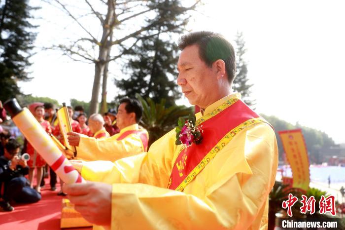 圖為主祭人誦讀祭文?！±钏荚?攝