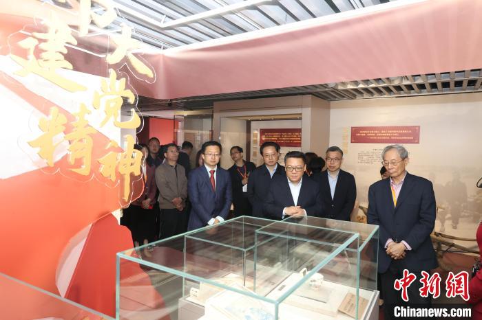 “精神之路——中國共產(chǎn)黨人偉大精神文物史料專題展”在中共一大紀念館專題展廳開幕?！≈泄惨淮蠹o念館供圖