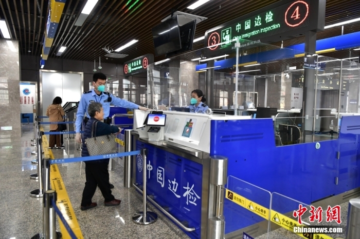 4月17日，搭乘福州連江黃岐—馬祖航線到馬祖的臺胞在辦理相關手續(xù)。<a target='_blank' href='/'>中新社</a>記者 張斌 攝