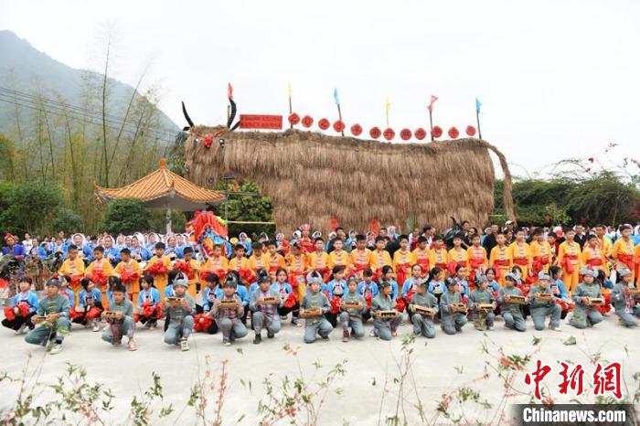 圖為參加活動(dòng)人員合影留念?！×趾?攝