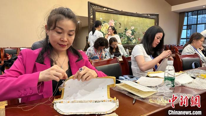 近50名兩岸婚姻家庭人士親身感受針尖上的湖湘之美?！∴嵑蜐?攝