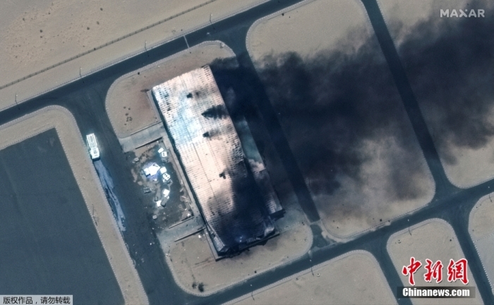 當?shù)貢r間4月18日，衛(wèi)星圖顯示在蘇丹麥羅威空軍基地(Merowe)燃燒的建筑。據(jù)美聯(lián)社報道，當?shù)貢r間17日，喀土穆部分地區(qū)和鄰近城市恩圖曼遭頻繁空襲，蘇丹武裝部隊總部附近飄起白煙，槍聲持續(xù)不斷。在喀土穆人口密集區(qū)，坦克、機槍、火炮和戰(zhàn)機輪番上陣，混亂場面前所未有，有居民報告家中停電及遭遇搶劫。
