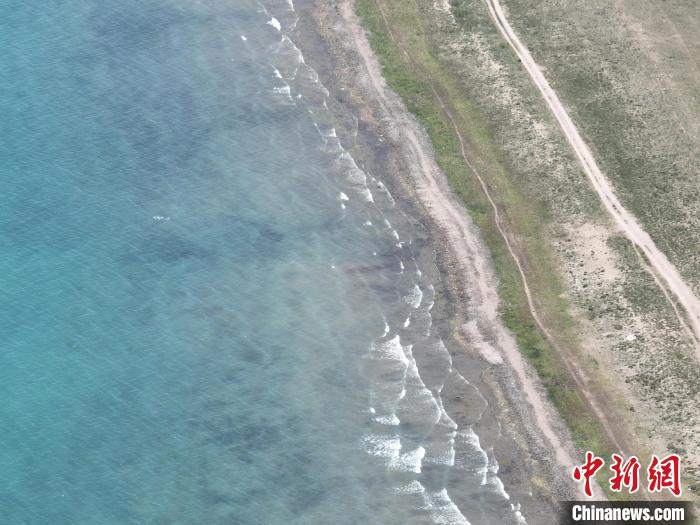 資料圖為航拍青海湖湖畔(無人機照片)?！∑钤鲚?攝