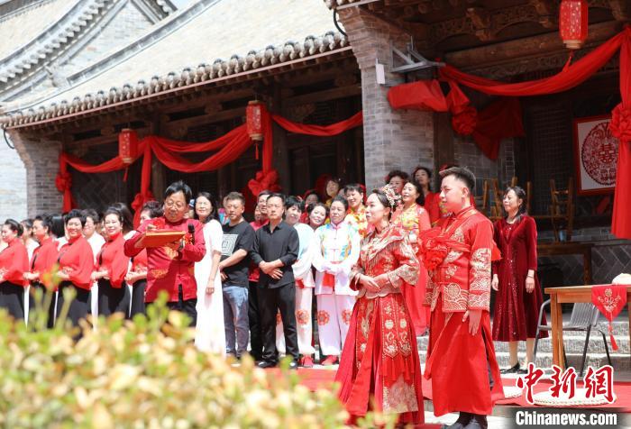 一對新人在多方見證下，于這處古村落舉行傳統(tǒng)婚禮?！⊥醣筇?攝