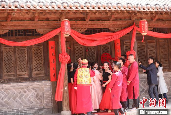 梨花節(jié)起源于唐代的同川花會，是當(dāng)?shù)孛癖姙槔鏄涠喑龌ㄑ慷M行的祈?；顒印！⊥醣筇?攝