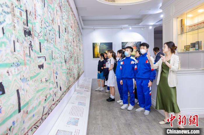 4月17日至20日，澳門“甘肅文化旅游周”系列活動在澳門持續(xù)開展。圖為澳門民眾參觀數(shù)字敦煌展。　甘肅省文化和旅游廳供圖