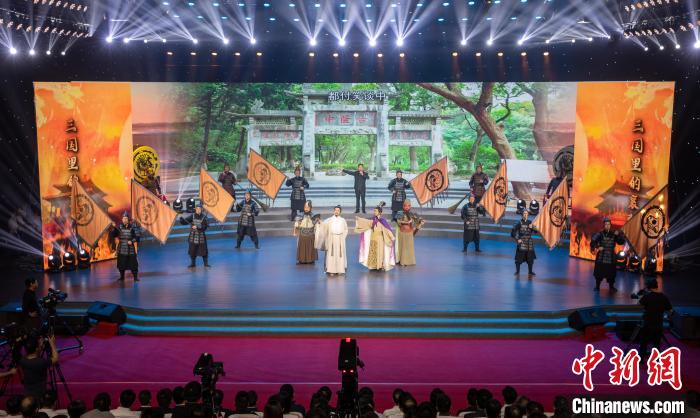 啟動(dòng)式上，現(xiàn)場演繹《三國里的襄陽》 李旭暉 攝