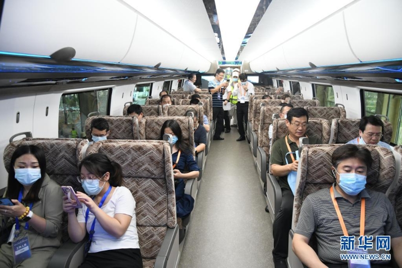 （圖4）2021年7月20日，參觀者在時(shí)速600公里高速磁浮列車內(nèi)體驗(yàn)。新華社記者 李紫恒 攝