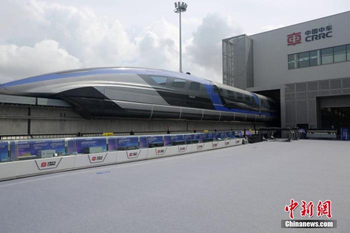 （圖5）資料圖：2021年7月20日，由中國中車承擔(dān)研制、具有完全自主知識產(chǎn)權(quán)的時(shí)速600公里高速磁浮交通系統(tǒng)在青島下線。 中新社記者 胡耀杰 攝
