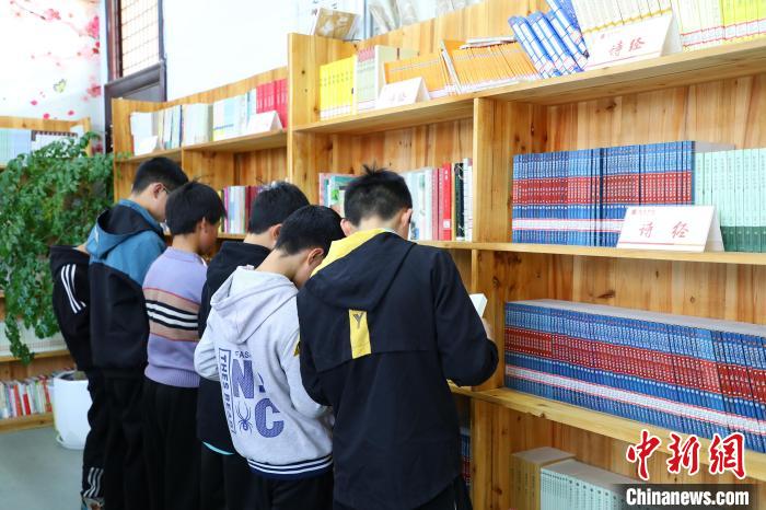 圖為在鹿鳴書院里，學(xué)生們正在翻閱書籍?！×簹J卿 攝