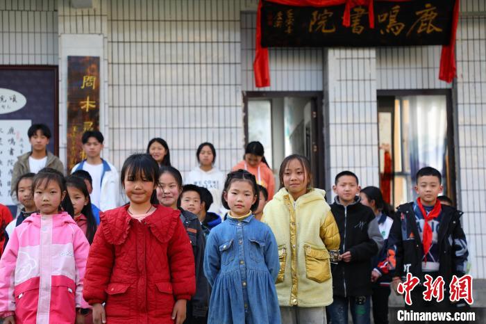 圖為學(xué)生們正在排練以《詩經(jīng)》為主題的文藝節(jié)目?！×簹J卿 攝