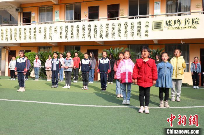 圖為學(xué)生們正在排練以《詩經(jīng)》為主題的文藝節(jié)目?！×簹J卿 攝