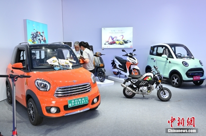 圖為4月15日，廣交會(huì)展館一展位的車(chē)輛吸引采購(gòu)商。<a target='_blank' href='/'>中新社</a>記者 陳楚紅 攝