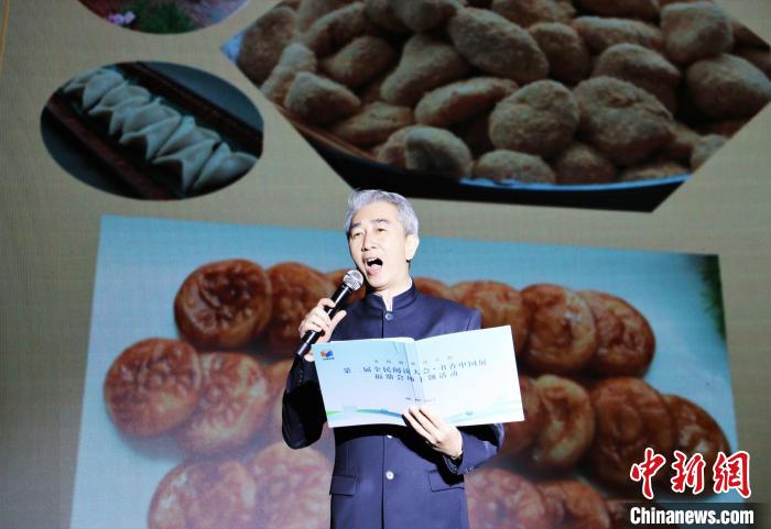 誦讀節(jié)目輪番上演，既有古典文學(xué)類、現(xiàn)當(dāng)代文學(xué)類，也有福鼎當(dāng)?shù)刈骷业淖髌??！∪~茂 攝