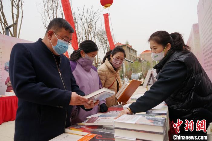 圖為民眾在活動現(xiàn)場購書?！●R銘言 攝