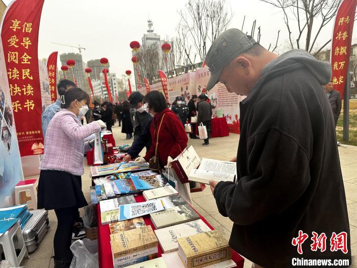 圖為民眾在活動現(xiàn)場讀書、購書?！±铍h 攝
