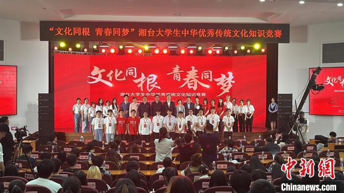 賽后參賽選手和與會(huì)領(lǐng)導(dǎo)、嘉賓合影留念?！堁┯?攝
