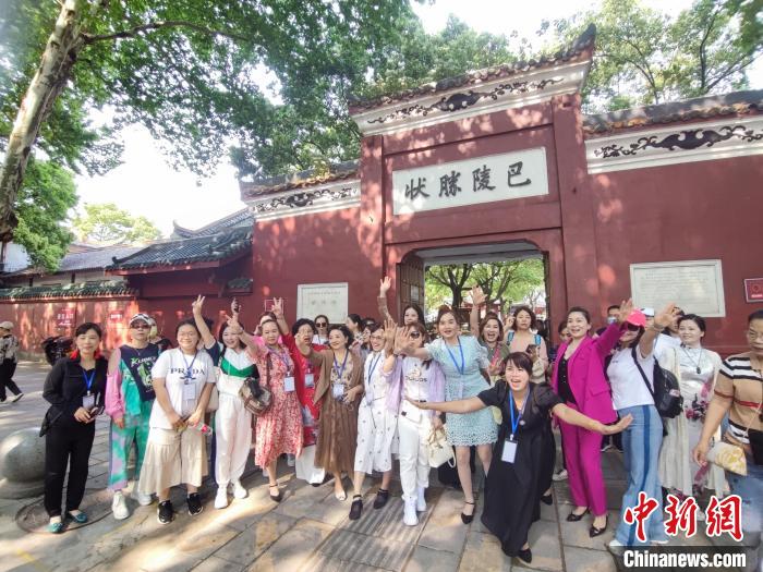 兩岸婚姻家庭人士在岳陽樓?！∴嵑蜐?攝