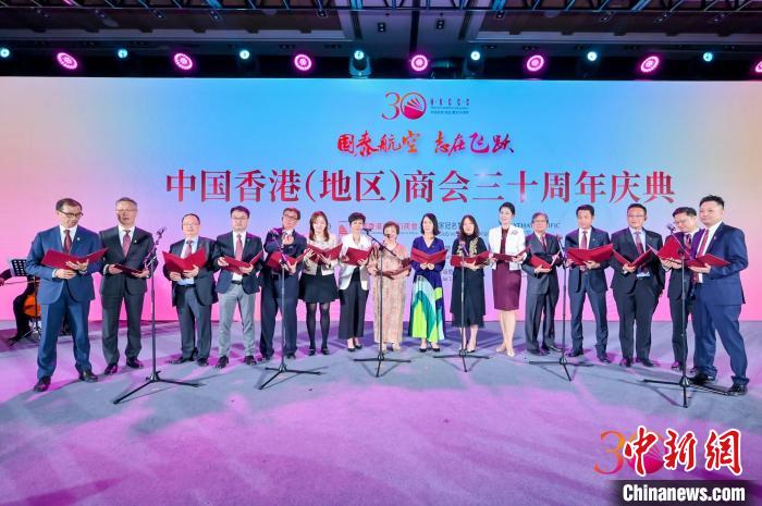 圖為晚宴上嘉賓共同演唱歌曲。　中國香港(地區(qū))商會供圖