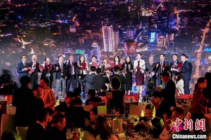 圖為晚宴上嘉賓共同演唱歌曲。　中國香港(地區(qū))商會供圖