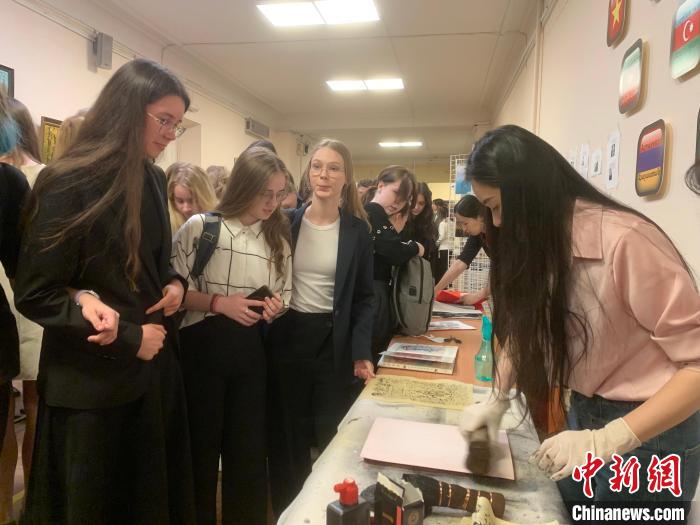 4月21日，莫斯科國立語言大學(xué)孔子學(xué)院附屬中學(xué)舉辦“國際中文日”活動，學(xué)生們體驗雕版印刷?！∧箍茋⒄Z言大學(xué)孔子學(xué)院 供圖