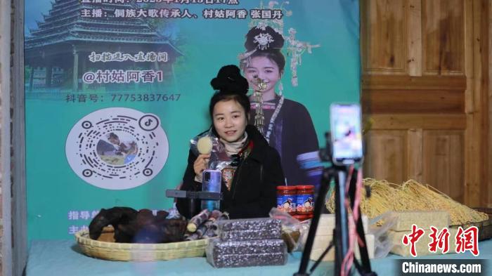 資料圖為張國(guó)丹在直播帶貨?！⌒烊A 攝
