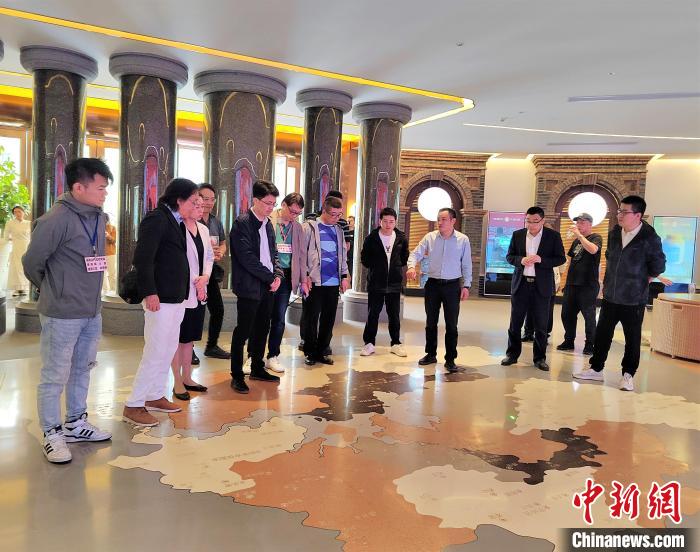 福建金門馬祖地區(qū)建筑師公會參觀六妙白茶博物館，了解福鼎茶產(chǎn)業(yè)發(fā)展過程?！罱ㄆ?攝