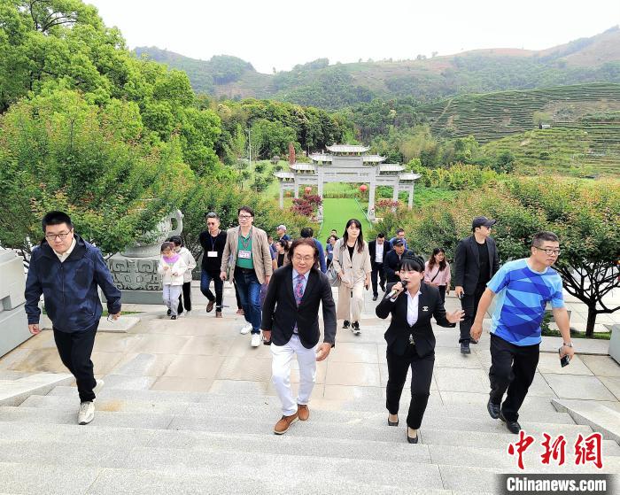 福建金門馬祖地區(qū)建筑師公會參觀硤門畬族鄉(xiāng)柏洋村金山農(nóng)耕文化園，了解和體驗農(nóng)耕文化?！罱ㄆ?攝
