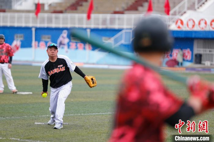 4月22日，兩岸隊員在2023海峽兩岸全民棒壘球聯(lián)賽(鄭州站)比賽中切磋?！⊥躜E 攝