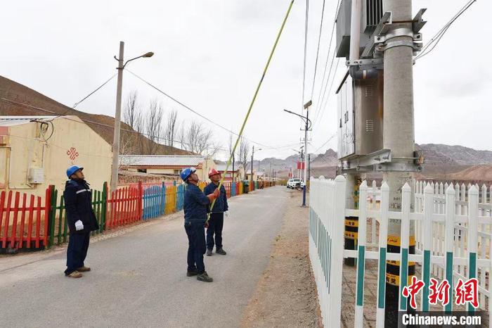 新疆烏恰縣吉根供電所的員工在斯木哈納村處理線路問題?！∈瘧哑?攝