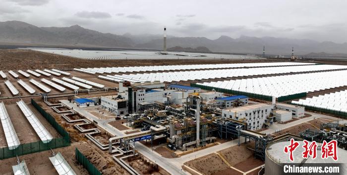 圖為航拍中廣核新能源德令哈光熱示范電站。　趙凜松 攝