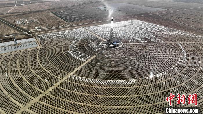 圖為航拍青海中控德令哈50MW光熱電站?！≮w凜松 攝