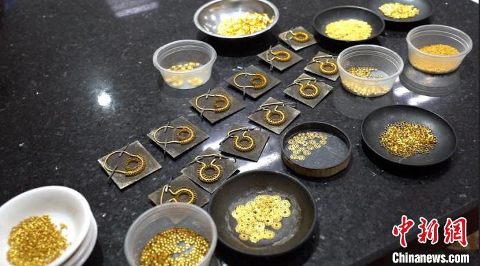 制作金飾的各個部分。　潘琦 攝
