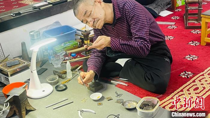 阿不都西提·阿不力米提正在工作。　潘琦 攝