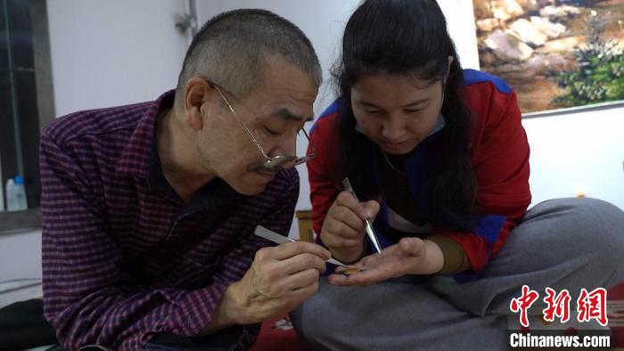 學徒阿依古麗·阿卜杜麥提虛心向師父求教。　左丹丹 攝